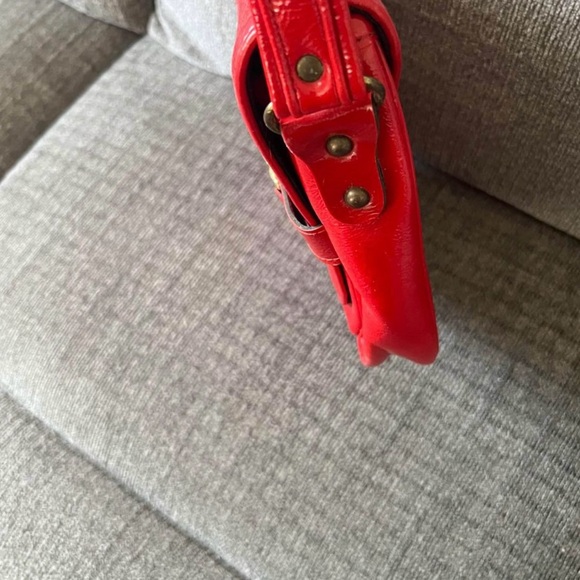 💋Vintage Red Purse w Gold Hardware & Shoulder Strap - Picture 5 of 10